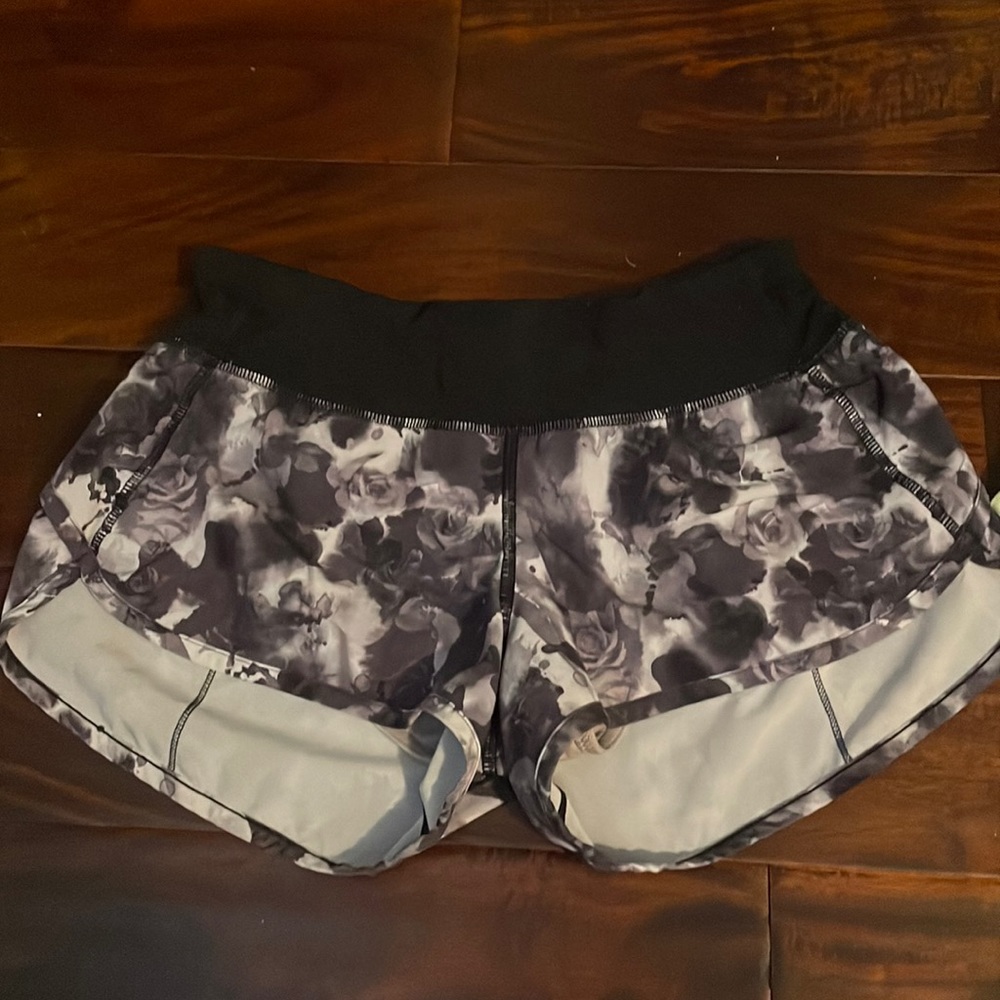 size 4 lululemon 2.5 length speed up shorts